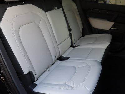 LAND ROVER DEFENDER - 4