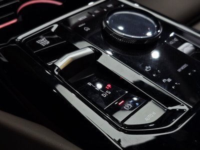 صورة 9 لـ 2025 BMW 5 SERIES