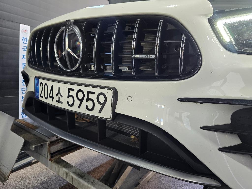 MERCEDES-BENZ E-CLASS - View 1