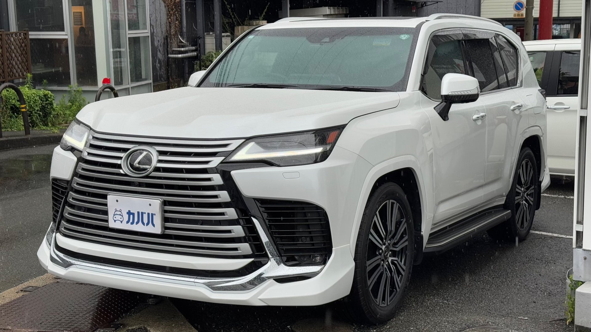 LEXUS LX - View 1