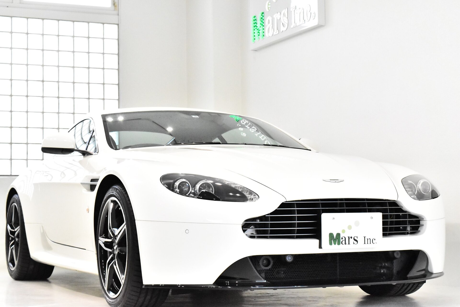 ASTON MARTIN V8 - View 1