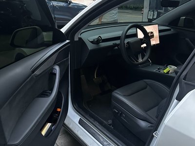 2025 Tesla MODEL Y photo 7