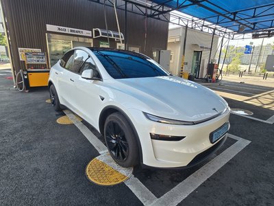 TESLA MODEL Y - 9