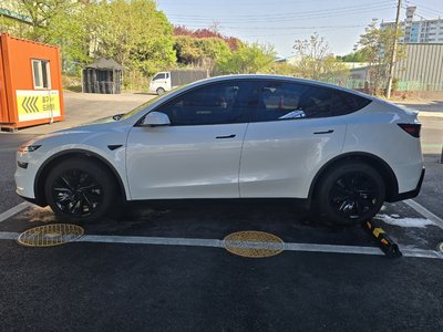 TESLA MODEL Y - 3