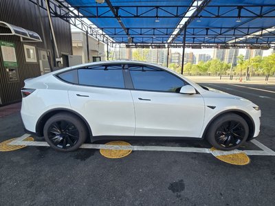 TESLA MODEL Y - 8