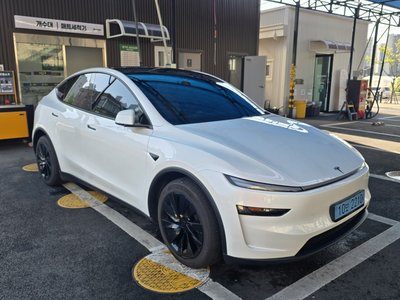 TESLA MODEL Y - 4