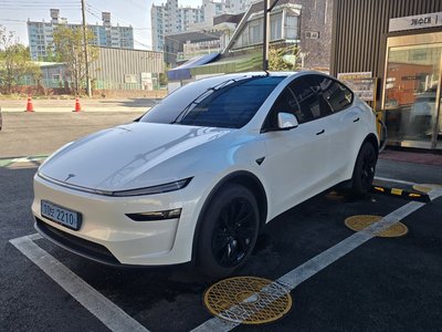 TESLA MODEL Y - 2