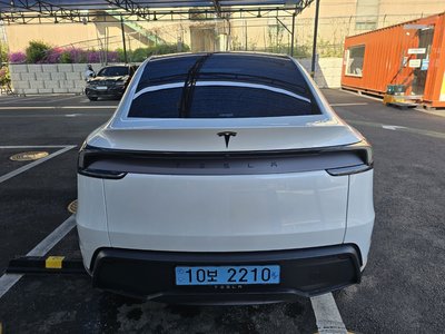 TESLA MODEL Y - 7