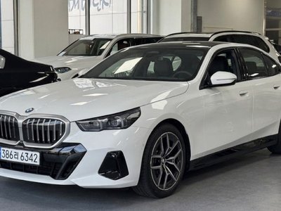 2026 BMW 5 SERIES 照片 1
