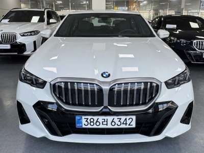 2026 BMW 5 SERIES 照片 2