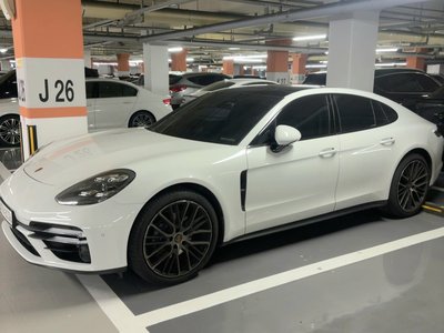 PORSCHE PANAMERA - 4