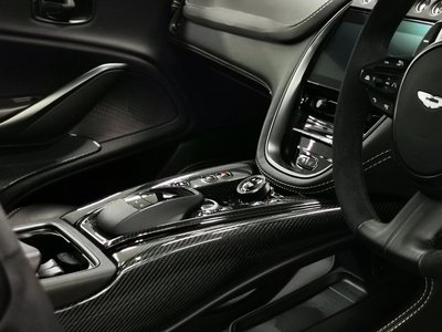 ASTON MARTIN DBX - 10