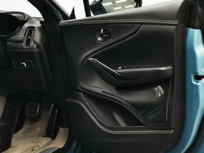 ASTON MARTIN DBX - 8