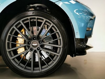 ASTON MARTIN DBX - 5