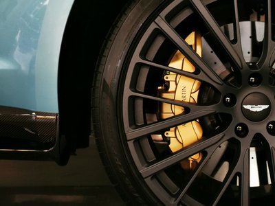 ASTON MARTIN DBX - 6