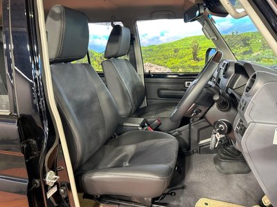 TOYOTA LAND CRUISER 70 - 8