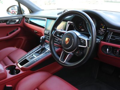 PORSCHE MACAN - 2