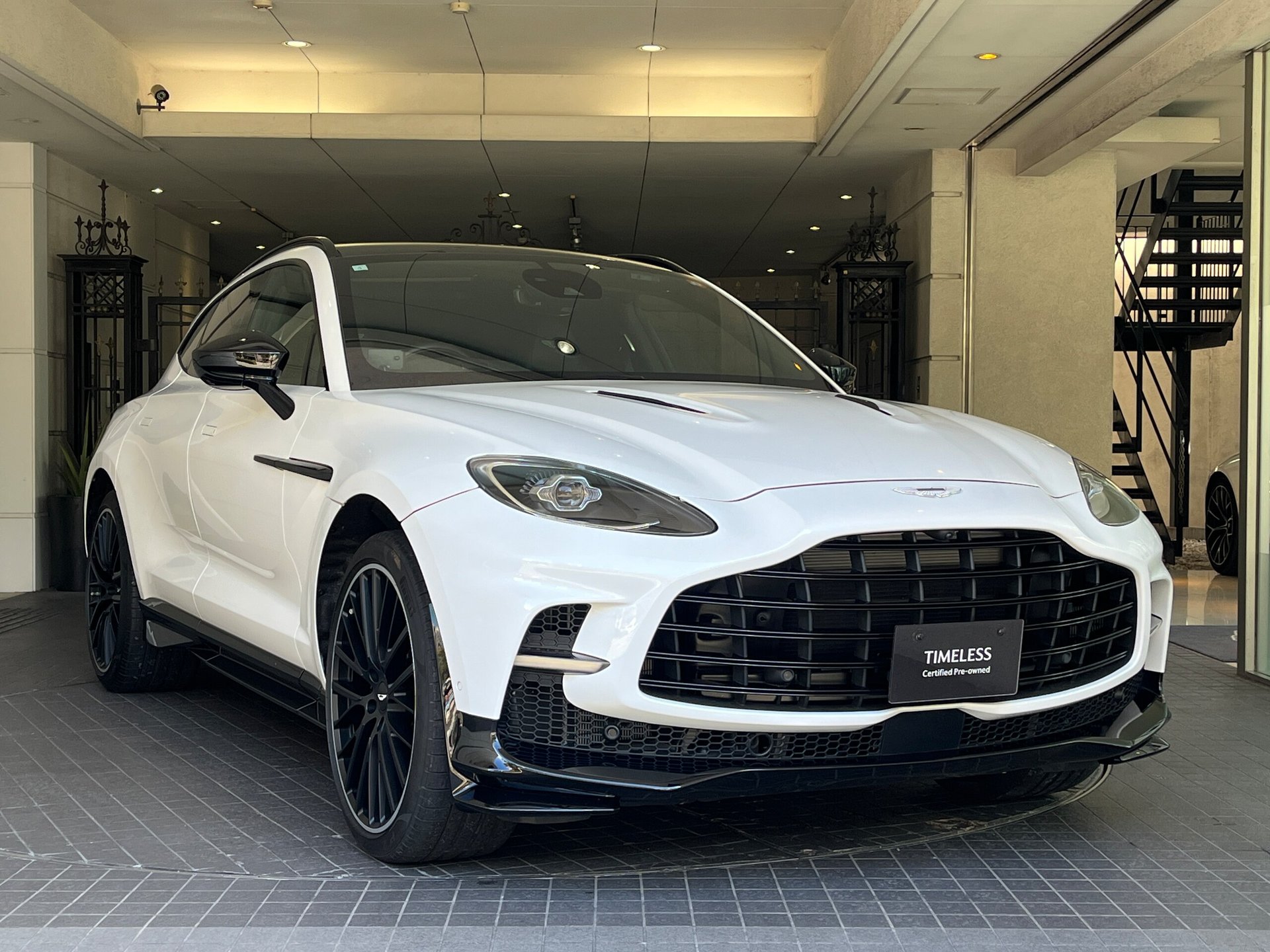 ASTON MARTIN DBX - View 1