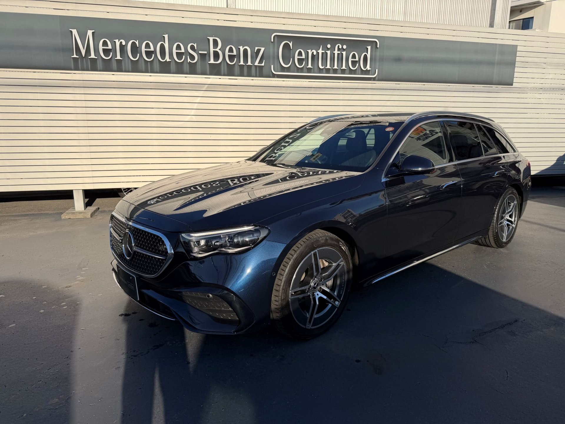 MERCEDES-BENZ E-CLASS WAGON - View 1