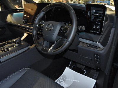 2025 Lexus LM — миниатюра 23
