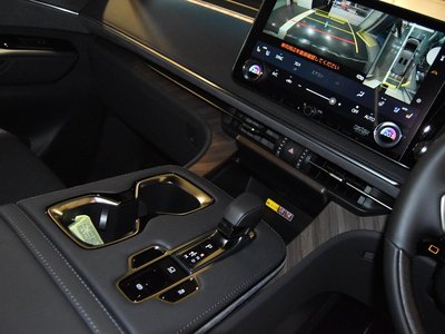 2025 Lexus LM — миниатюра 16