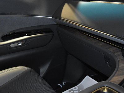 2025 Lexus LM — миниатюра 19