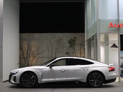 AUDI RS E-TRON GT - 8