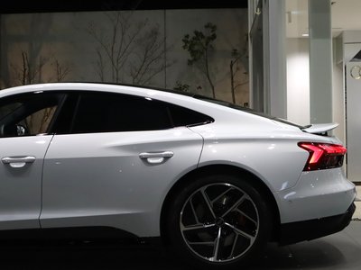 AUDI RS E-TRON GT - 10