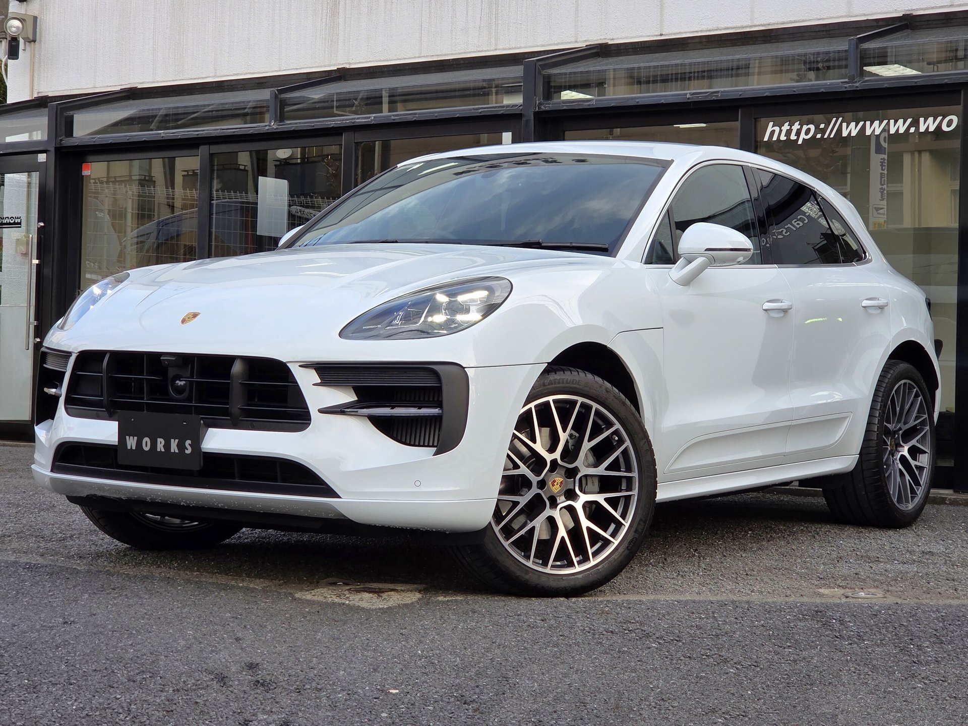 PORSCHE MACAN - View 1