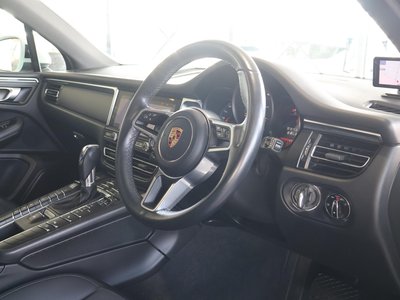 PORSCHE MACAN - 9