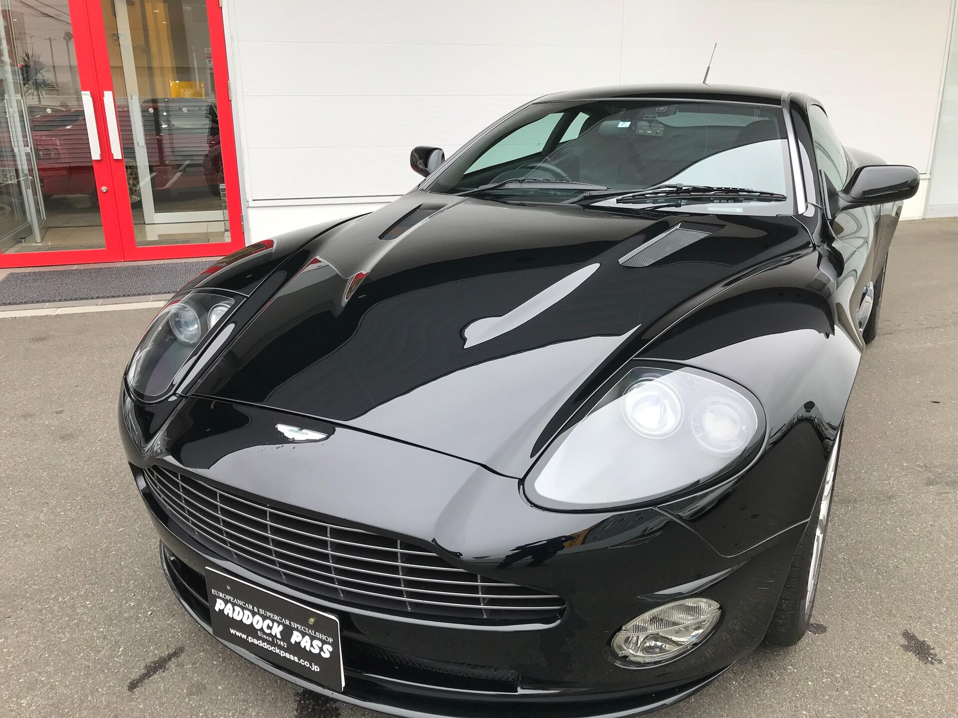 ASTON MARTIN V12 VANQUISH - View 1