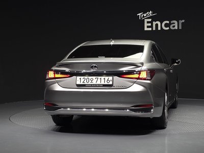 2025 Lexus ES photo 3