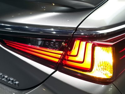 2025 Lexus ES photo 10