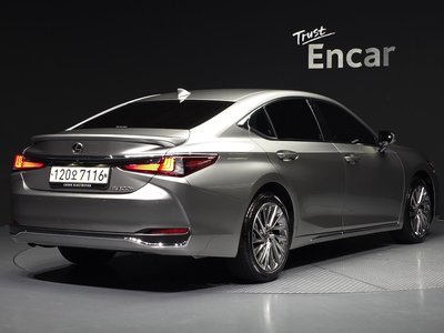 2025 Lexus ES photo 4