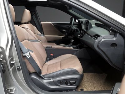 2025 Lexus ES thumbnail 18