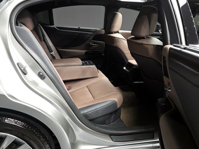2025 Lexus ES thumbnail 17