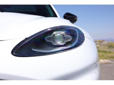 ASTON MARTIN DBX - 7