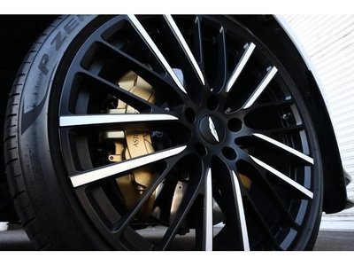 ASTON MARTIN DBX - 9