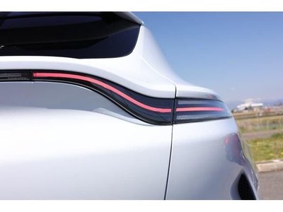 ASTON MARTIN DBX - 8