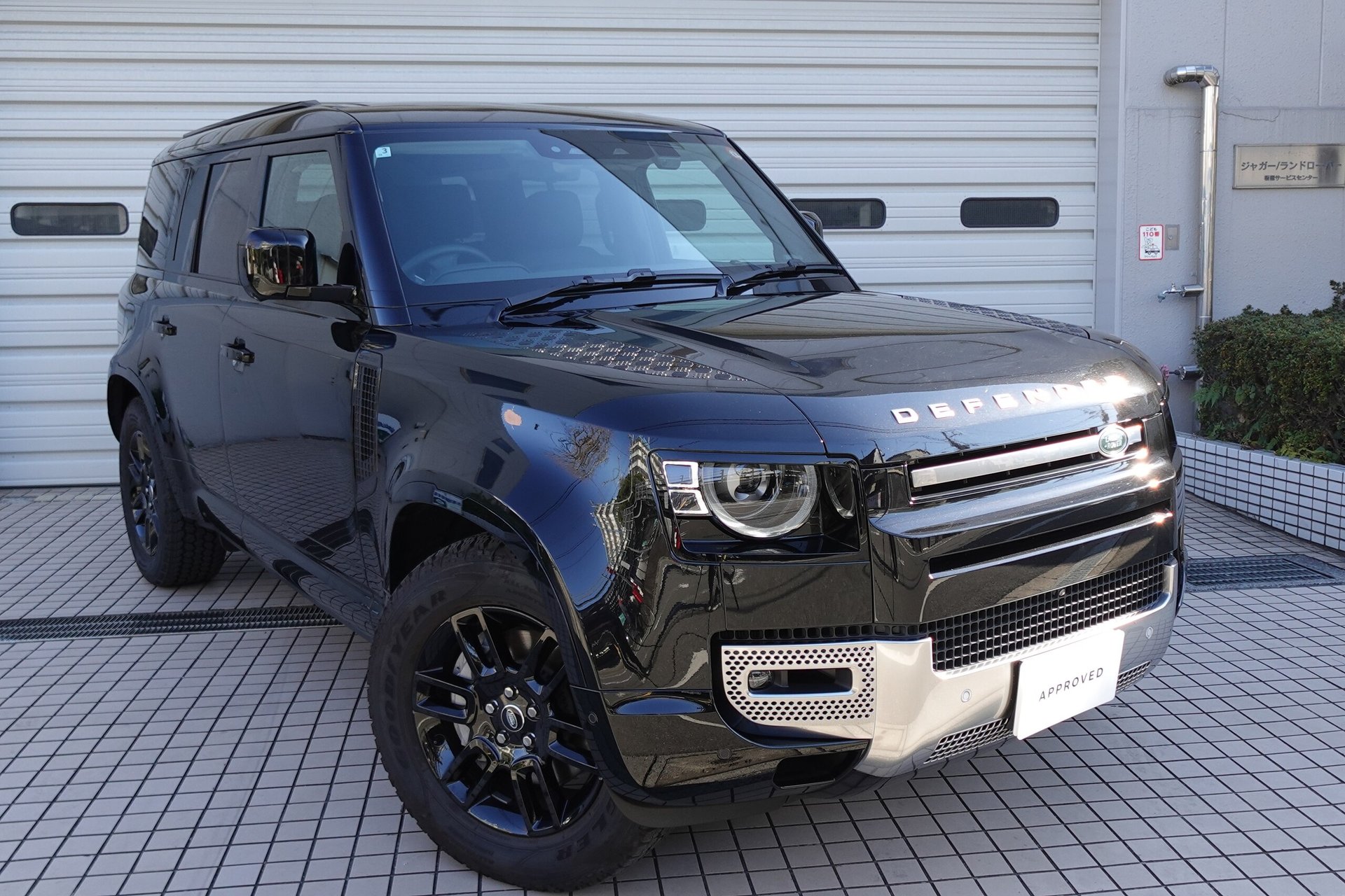 LAND ROVER DEFENDER - View 1