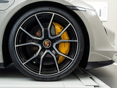 2024 Porsche TAYCAN photo 8
