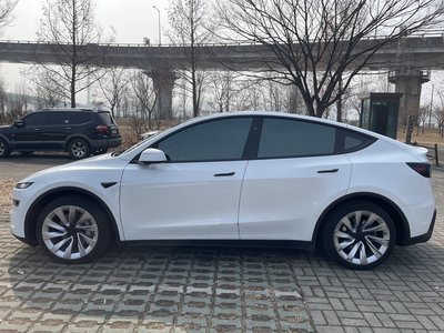 TESLA MODEL Y - 3