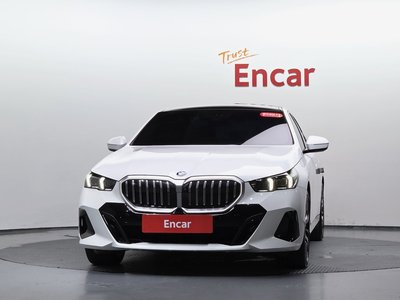 2025 BMW 5 SERIES 照片 2