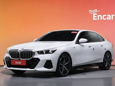 2025 BMW 5 SERIES 照片 1