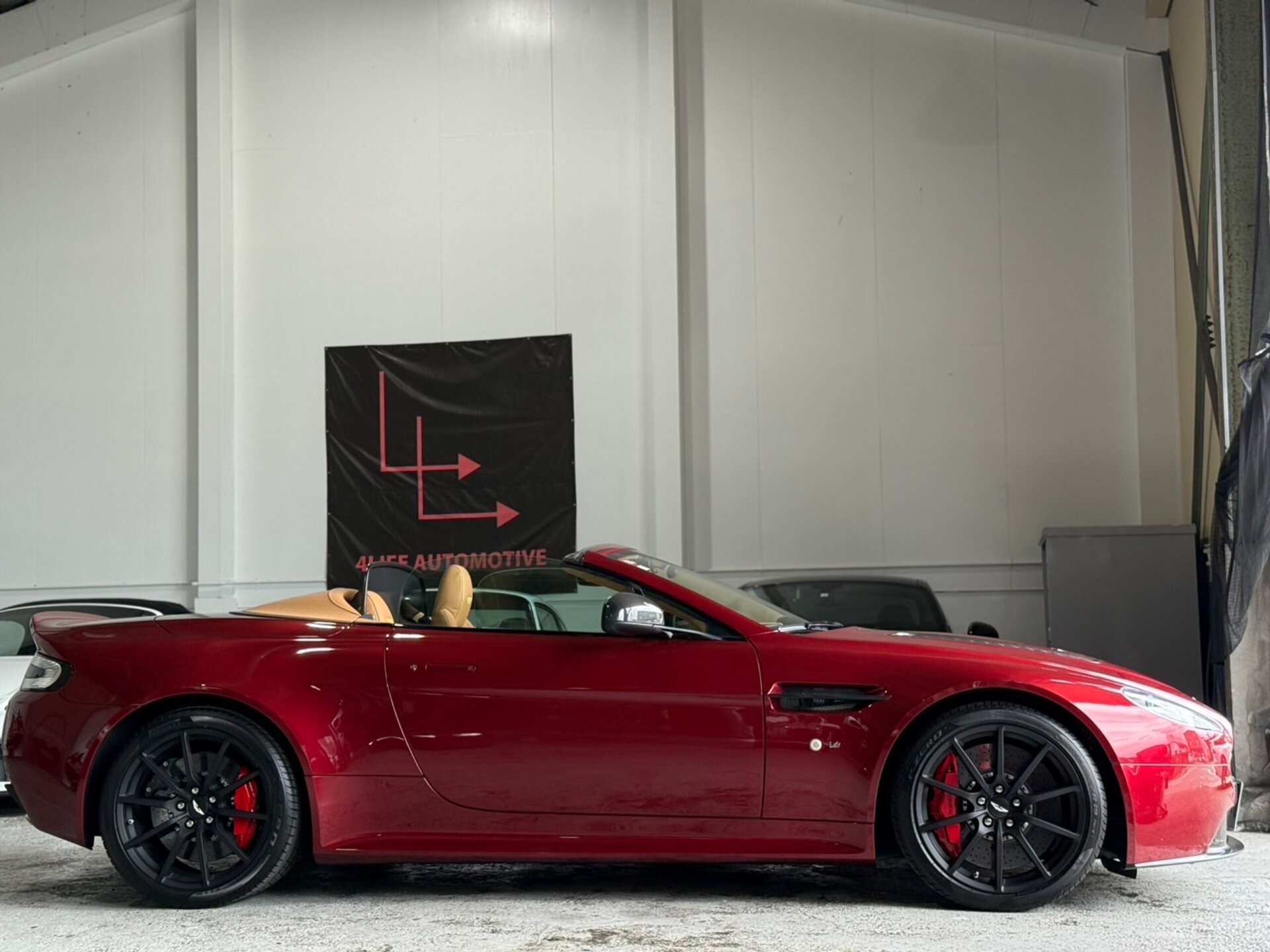 ASTON MARTIN V12 VANTAGE ROADSTER - View 1