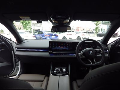 2025 BMW 5 SERIES TOURING photo 8