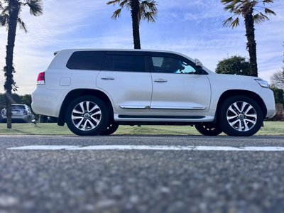 TOYOTA LAND CRUISER 200 - 9