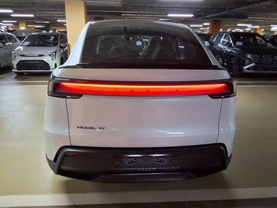 TESLA MODEL Y - 8