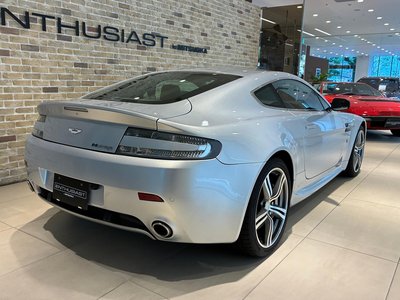 ASTON MARTIN V8 - 10