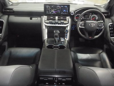 TOYOTA LAND CRUISER 300 - 7